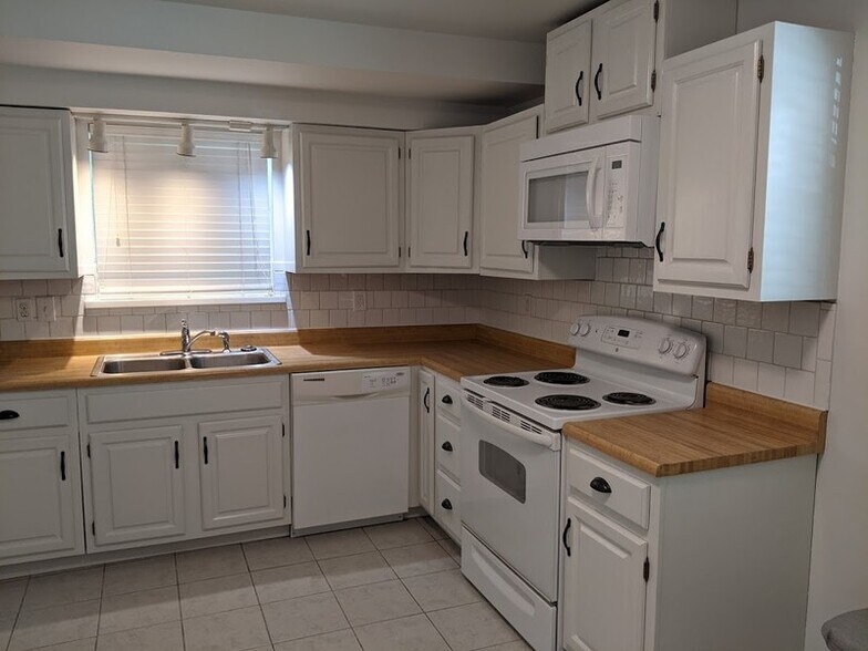 Building Photo - 614 Butler Dr