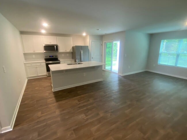 Building Photo - Introducing this beautiful like new 3 bed 2 bath home located in the Windsong II S/D. in Rincon, GA!