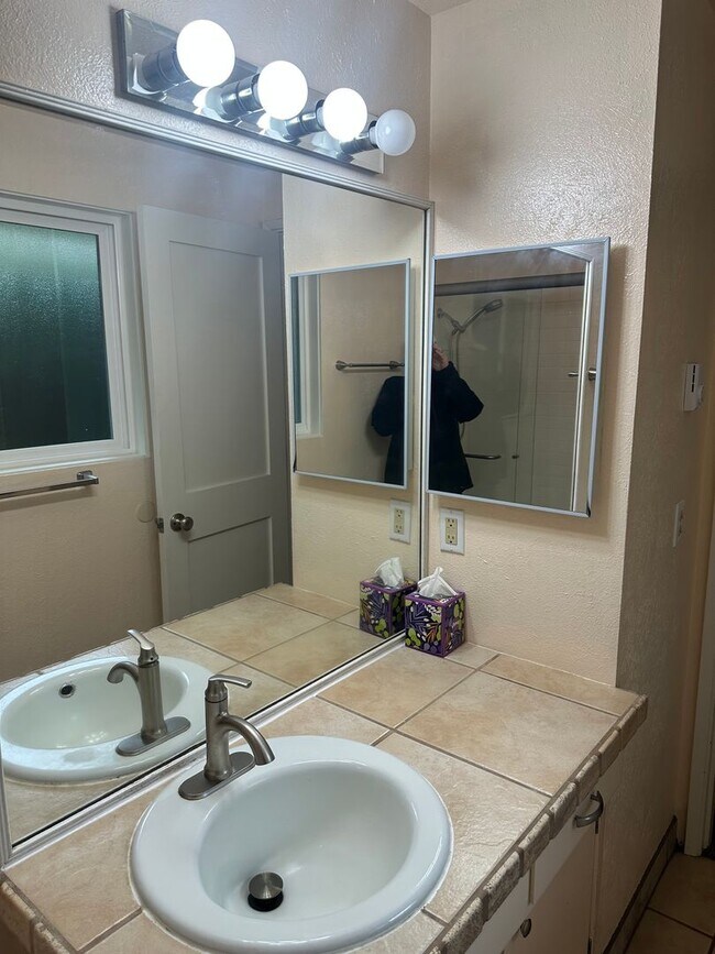 Building Photo - Beautiful custom 3 bedroom 2 bathroom hous...