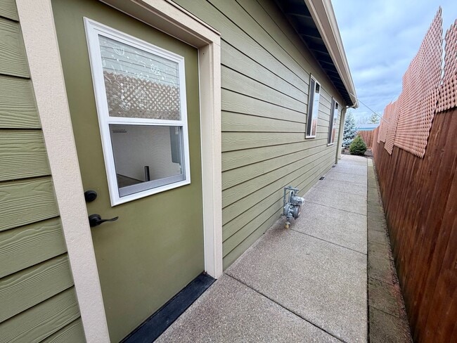 Building Photo - 3 Bedroom 2 Bath Single Family House