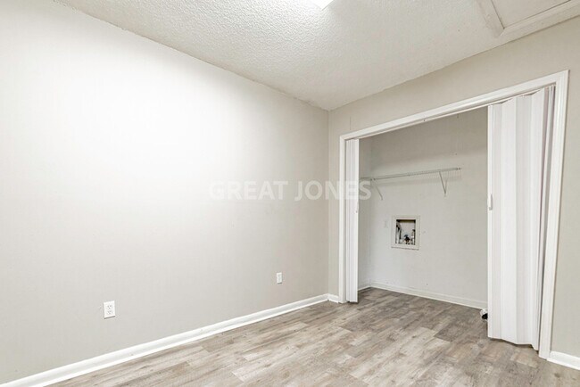 Building Photo - NOW OFFERING FIRST FULL MONTH FREE!