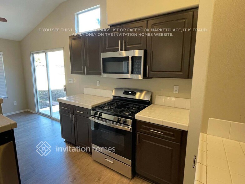 Building Photo - 42550 Blossom Dr