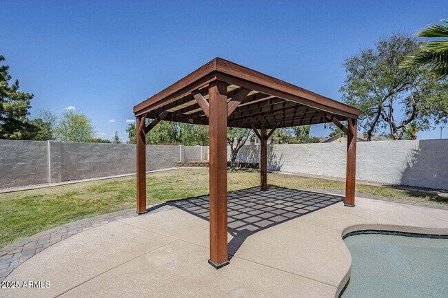 Building Photo - 1001 N Quail Ln