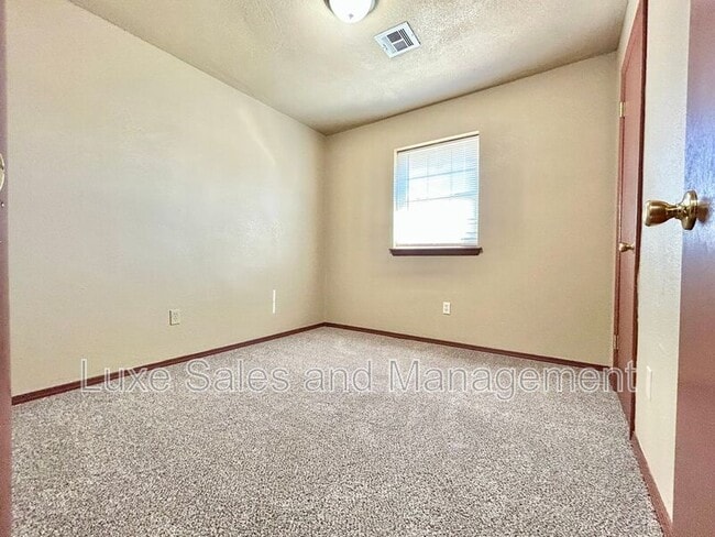 Building Photo - 605 Moraine Ave