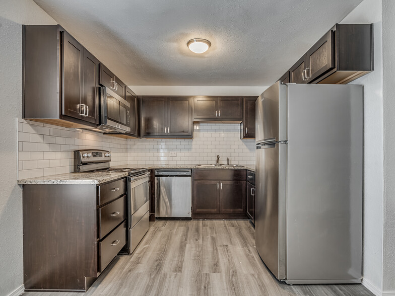 kitchen - Stratford Square Apartments