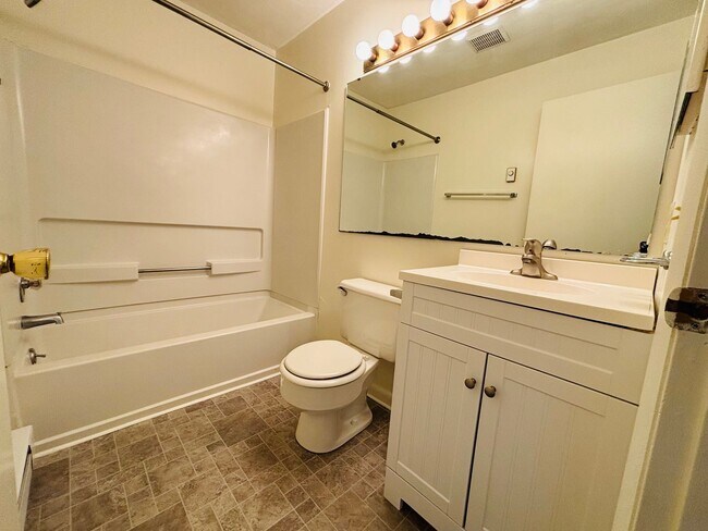 Building Photo - 507 Sunridge Dr