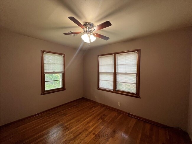 Building Photo - 511 Fleetwood Dr