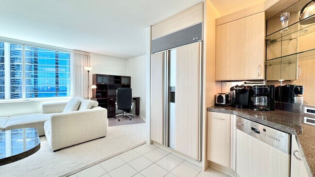 Building Photo - 2 BED/2 BATH FURNISHED UNIT AT HIGHLY DESI...