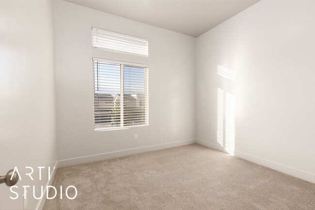 Building Photo - 3156 E Sky Rim Wy