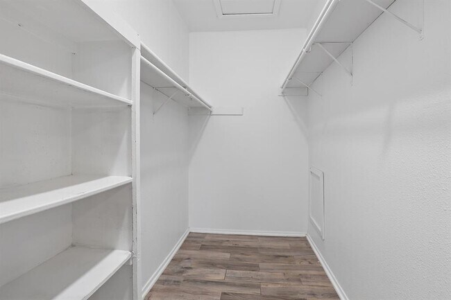 Building Photo - 6803 Woodhue Dr