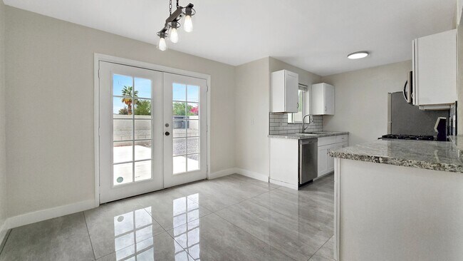 Building Photo - Gorgeous Remodel in Desirable North Central Phoenix Neighborhood