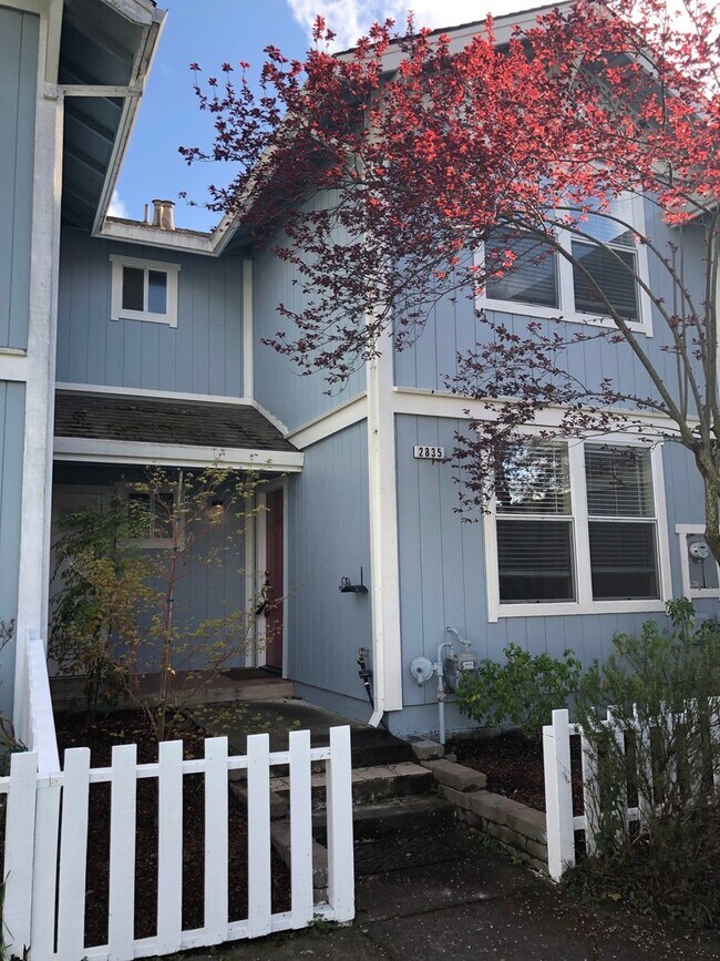 Building Photo - Beautiful 3 Bedroom, 1.5 Bath Townhome Available now!