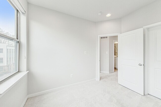 Building Photo - Contemporary 4 bedroom, 3.5 bath Open Concept Townhome!