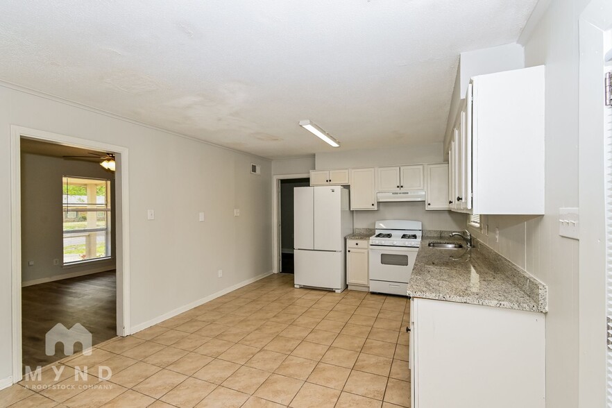 Building Photo - 2890 Briarwood Dr