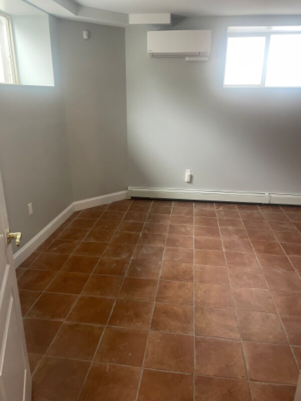 Building Photo - 889 Ionia Ave
