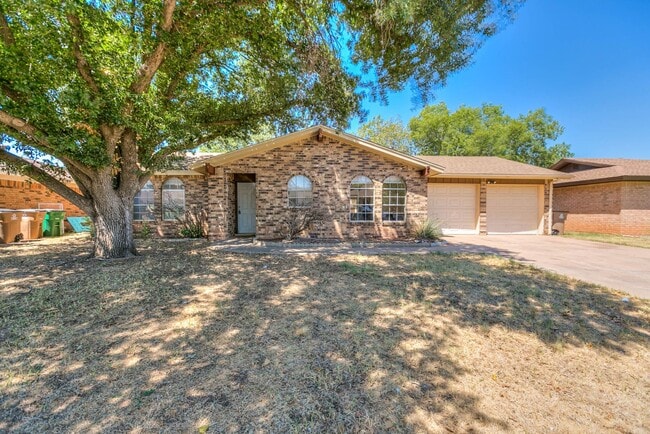 Primary Photo - PAY NO SECURITY DEPOSIT! Spacious 3-bedroo...