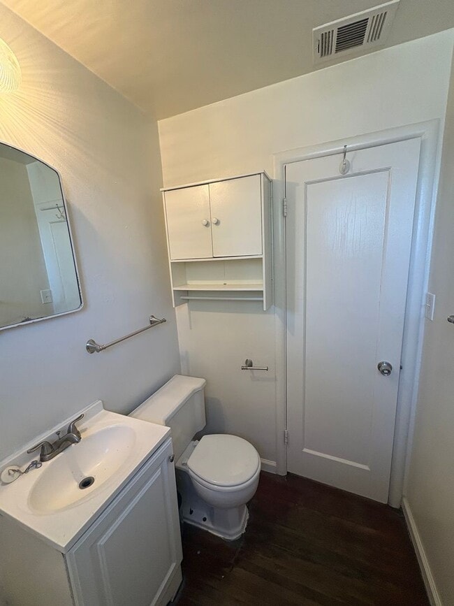 Building Photo - Cozy Home On Spacious Lot near Ballpark Rent Ready!