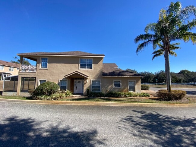 Building Photo - Lovely Carriage Home in Deland
