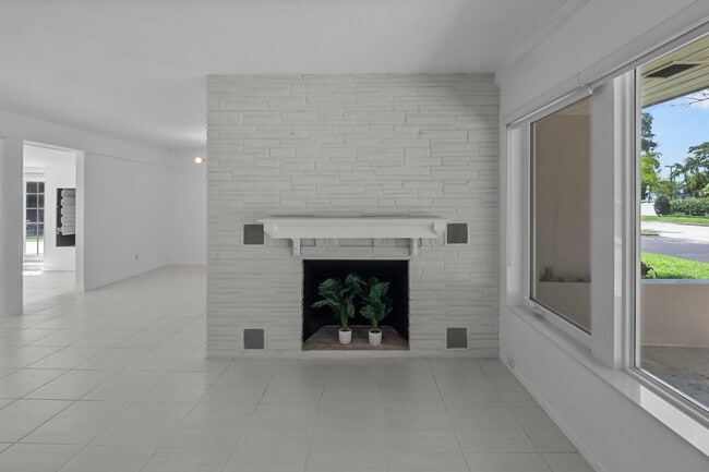 Building Photo - 2608 NE 12th St