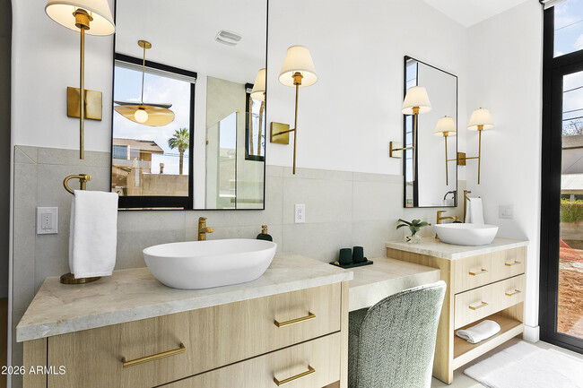 Building Photo - 4207 E Campbell Ave