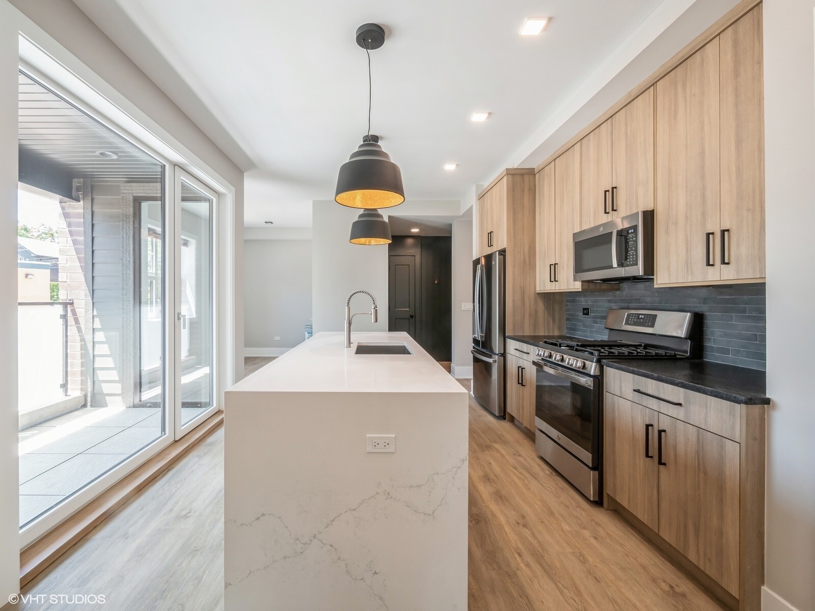 Building Photo - 1607 W Waveland Ave