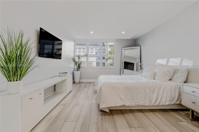 Building Photo - 100 Lincoln Rd