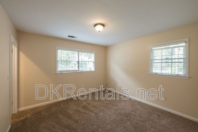 Building Photo - 225 Pebble Trail