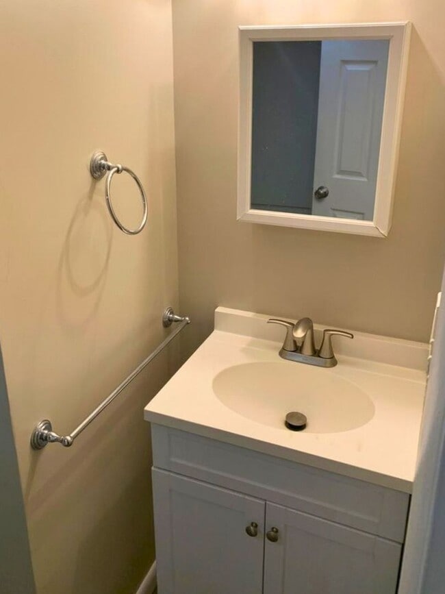 Building Photo - 2 Bedroom 1 Bathroom first floor Goshen Valley flat!