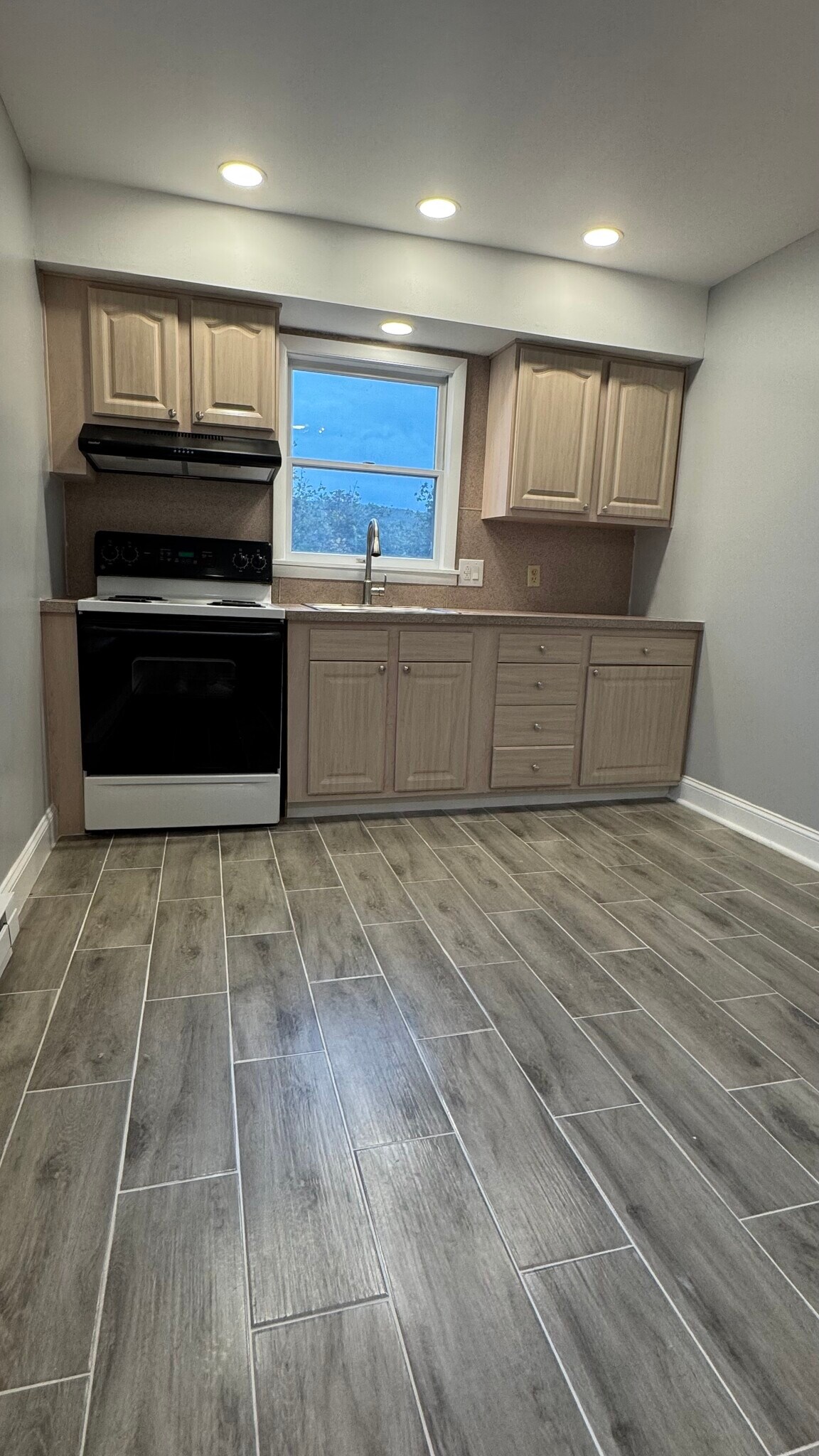 Building Photo - 137 E High St