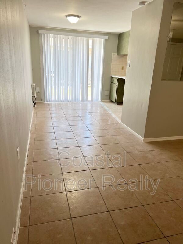 Building Photo - 5825 Elm St