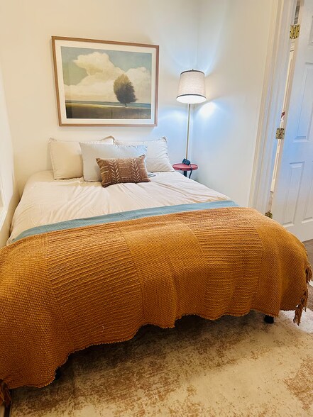 Building Photo - 2014 N Oakley Ave