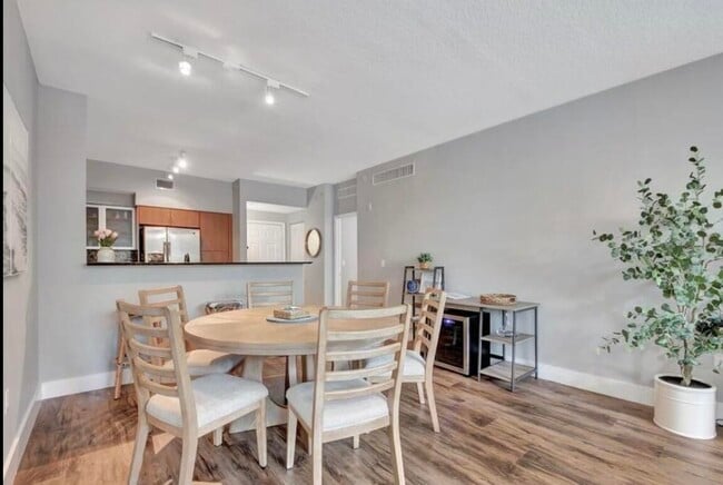 Building Photo - 804 E Windward Way