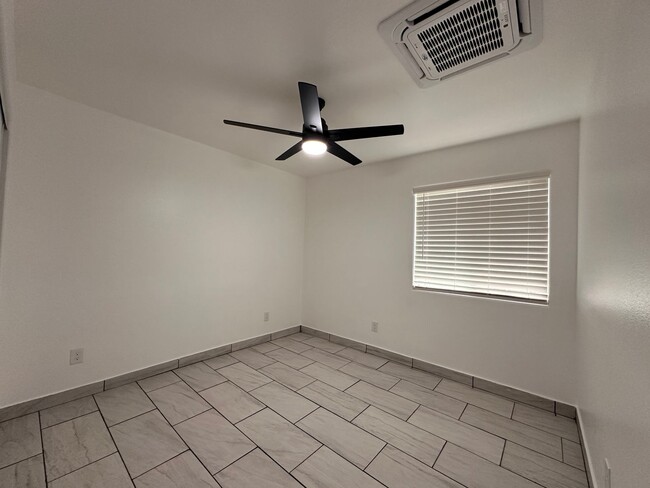 Building Photo - Beautiful 2 Bed 2 Bath duplex in Ontario