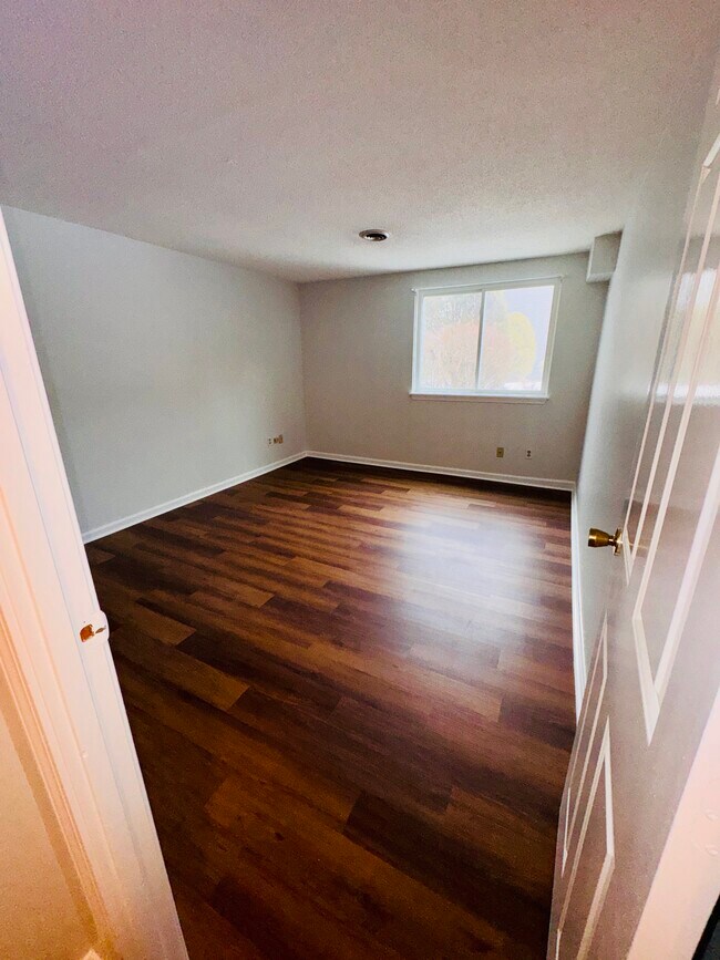 Master Bed - 255 North Rd