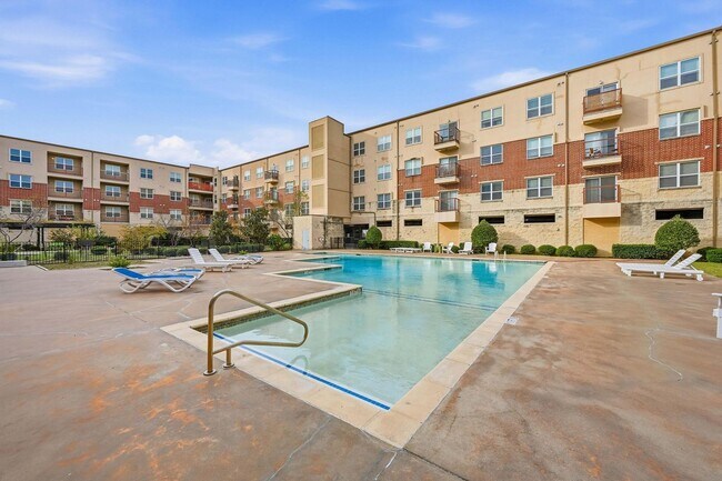 Building Photo - Beautiful Condo in Carrollton!