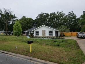 Building Photo - 2020 NE 11th Pl