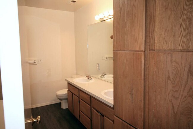 Building Photo - **Winter Special** 2 bed 1 bath duplex