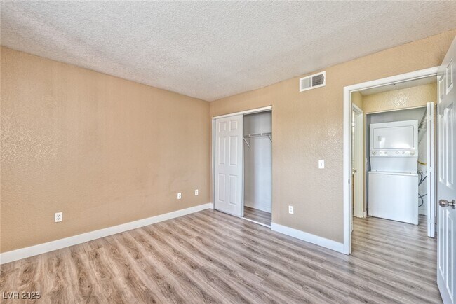 Building Photo - 4730 E Craig Rd