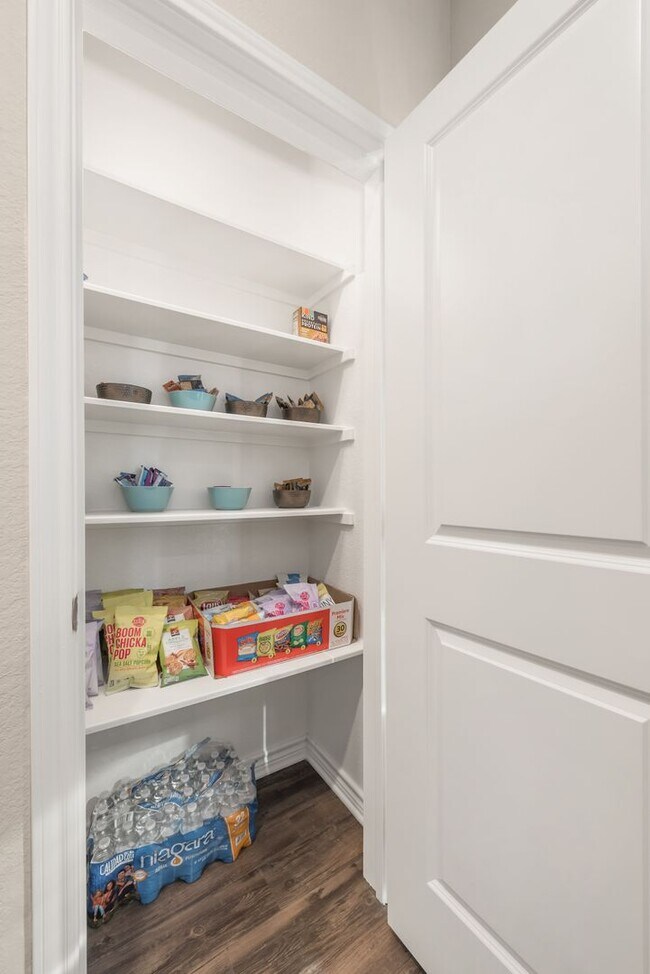 Building Photo - AUGUST PRE-LEASE!! 4/4.5 in Pershing Pointe!