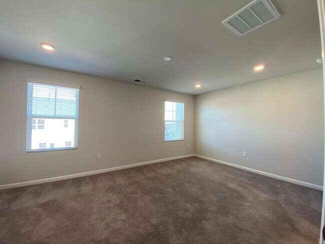 Building Photo - 702 Gimari Dr