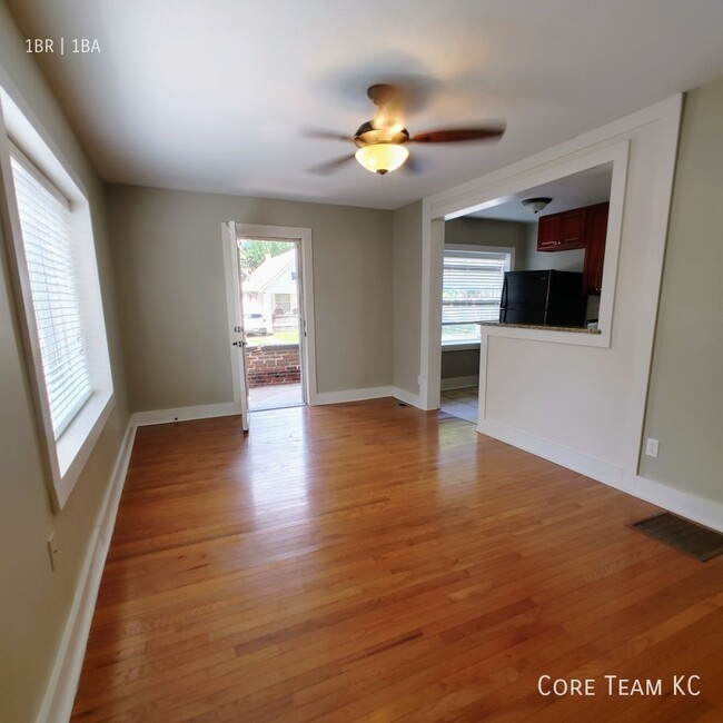 Building Photo - One bedroom with patio in West Plaza!