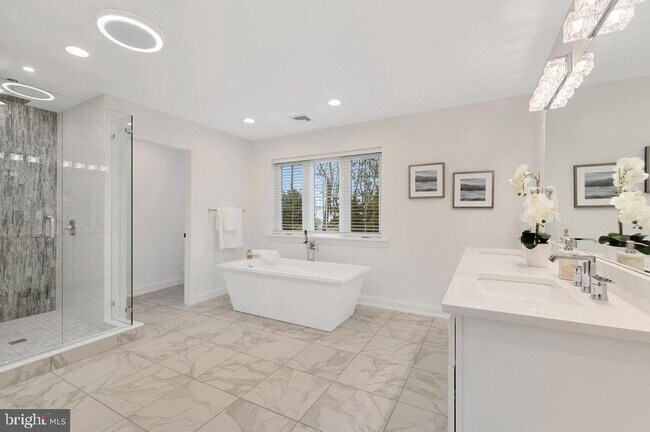 Building Photo - 301 S Adams St