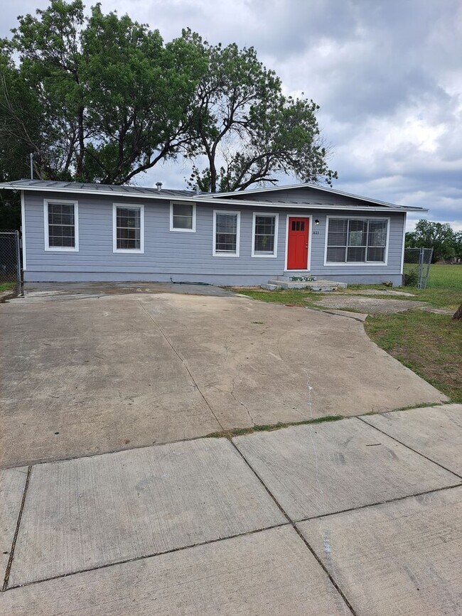Building Photo - Stylish 4BR/2BA Home Near Port San Antonio...
