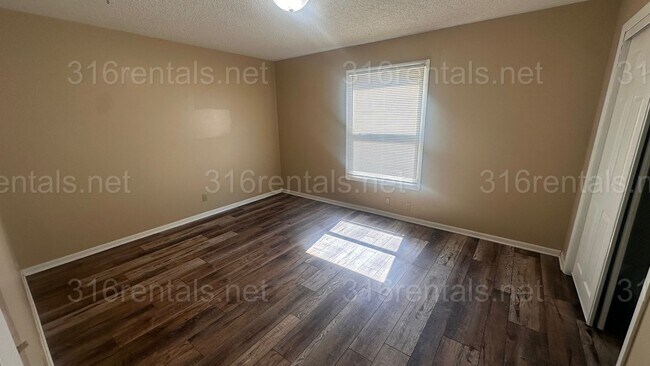 Building Photo - $800 - 2 bed 1 bath - Apartment