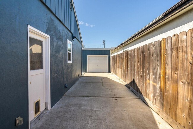 Building Photo - Light-Filled San Leandro Gem w/ Dual Garages & Expansive Yard