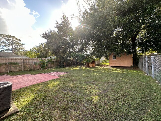 Building Photo - Fully Fenced Privacy in Orlando – Stylish ...