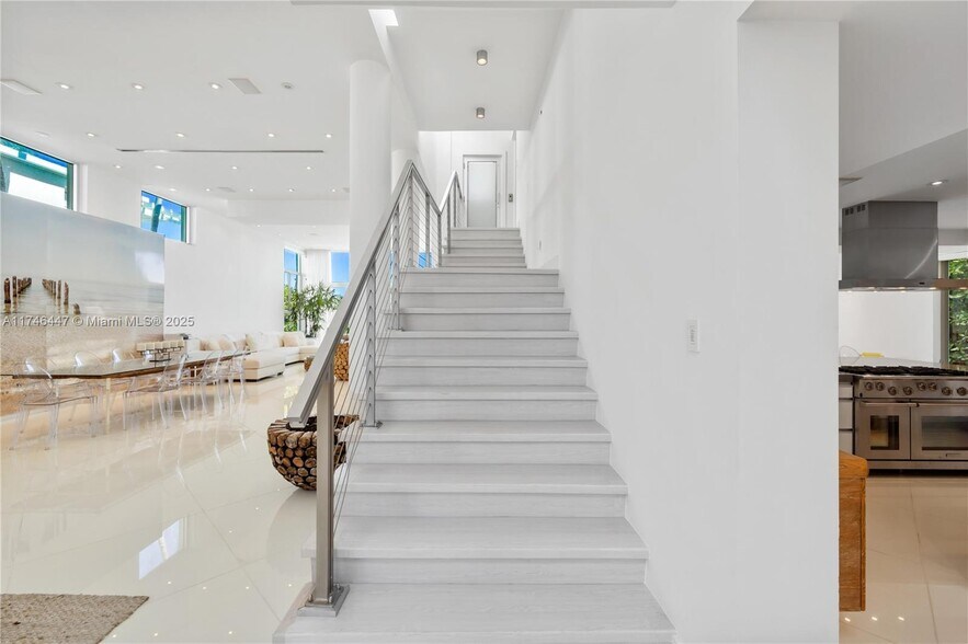 Building Photo - 1061 N Venetian Dr