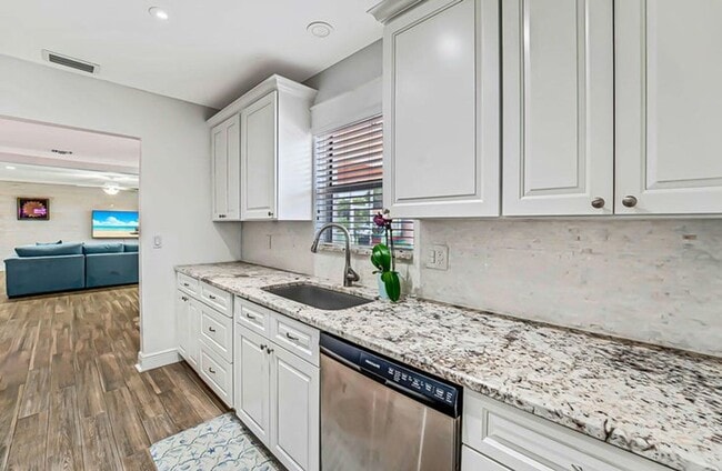 Building Photo - 532 N Palmway