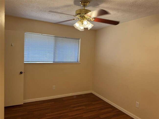 Building Photo - 3031 Green Fields Dr