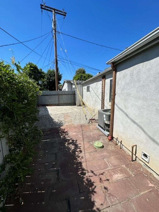 Building Photo - 2+1 Bungalow Cottage-  central a/c, carport, patio, washer/dryer hookups, pet friendly